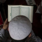 Un musulmán lee el Corán en una mezquita de Gaza