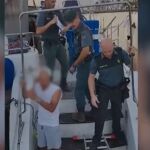 Agentes de la Guardia Civil, durante el registro del barco