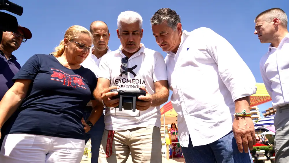 Sanz visita en Fuengirola el servicio de aerovigilancia en playas de Málaga