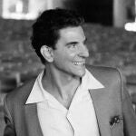 Bradley Cooper caracterizado como Leonard Bernstein