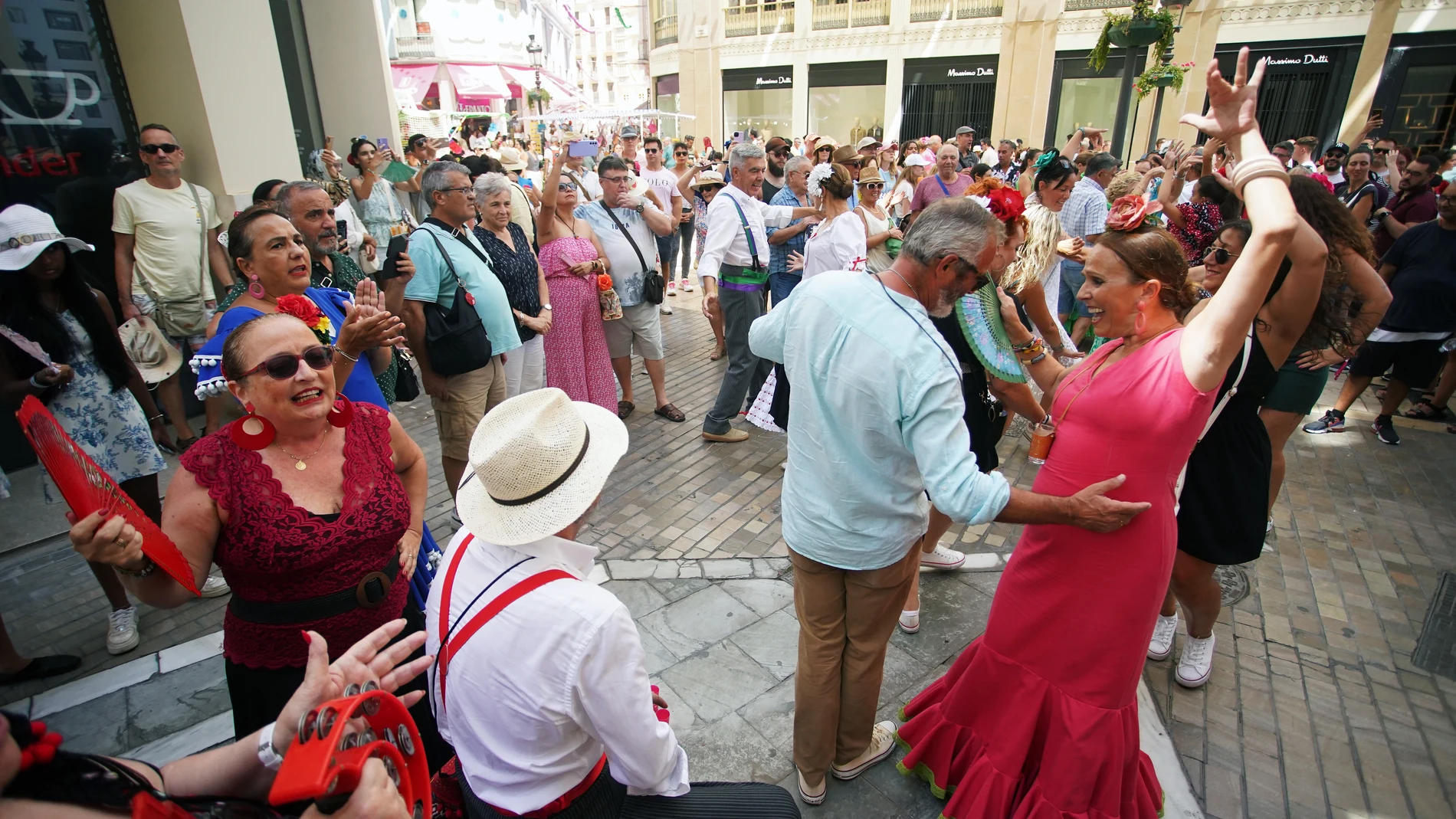 Cientos de malagueños y turistas disfrutan del último día de la Feria de Málaga, a 19 de agosto de 2023 en Málaga (Andalucía, España). La Feria de Málaga deja un 87,30% de ocupación hotelera, inferior a 2022, pero mayor impacto económico. El departamento de Investigación y Estadística de Aehcos en Málaga estima que el impacto económico total generado por los visitantes en los establecimientos hoteleros y extra-hoteleros ha sido de 11,7 millones de euros, por los 10,2 millones del pasado año,...