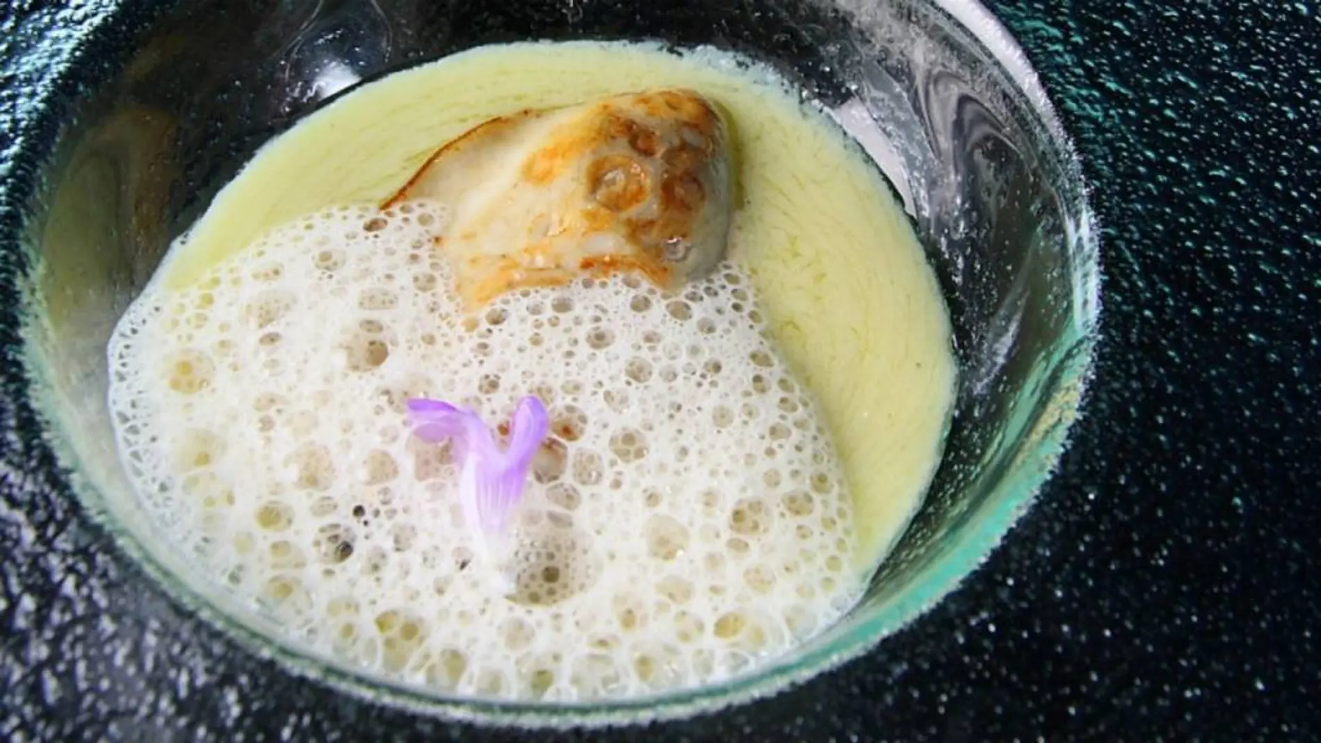 Ostra guillardeau a la plancha con crema de borrejas y emulsión de ostras del restaurante Zuberoa