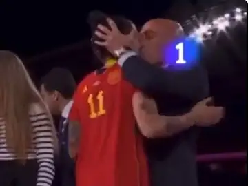 Rubiales besa a Jennifer Hermoso Rubiales besa a Jennifer Hermoso