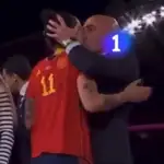 Rubiales besa a Jennifer Hermoso