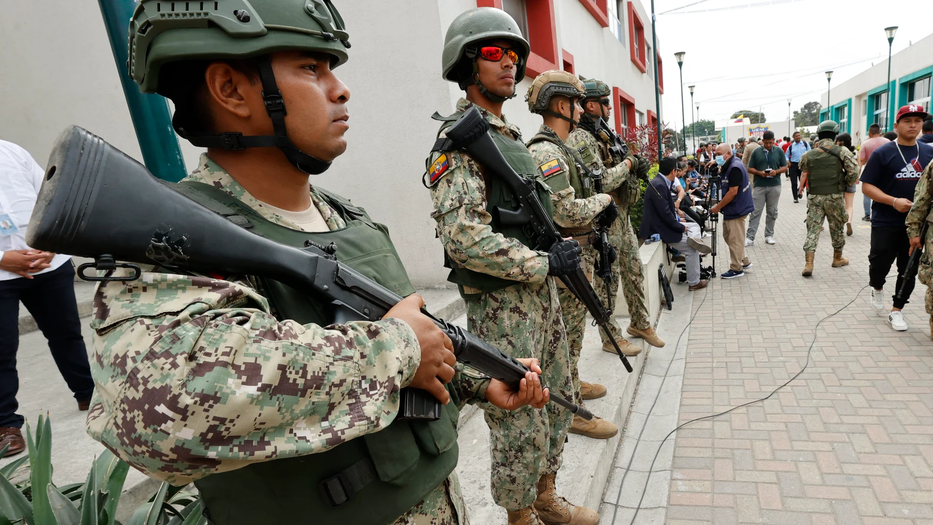 AME2922. GUAYAQUIL (ECUADOR), 20/08/2023.- Militares brindan seguridad a los ciudadanos en sus centros de votación durante la jornada de elecciones generales, hoy, en Guayaquil (Ecuador). Avanza con normalidad en Ecuador la jornada de elecciones generales extraordinarias y de dos plebiscitos ambientales contra el petróleo y la minería, en la que están convocados a sufragar más de 13,4 millones de ecuatorianos. Los ecuatorianos votan para elegir un nuevo presidente o presidenta y a los 137 nue...