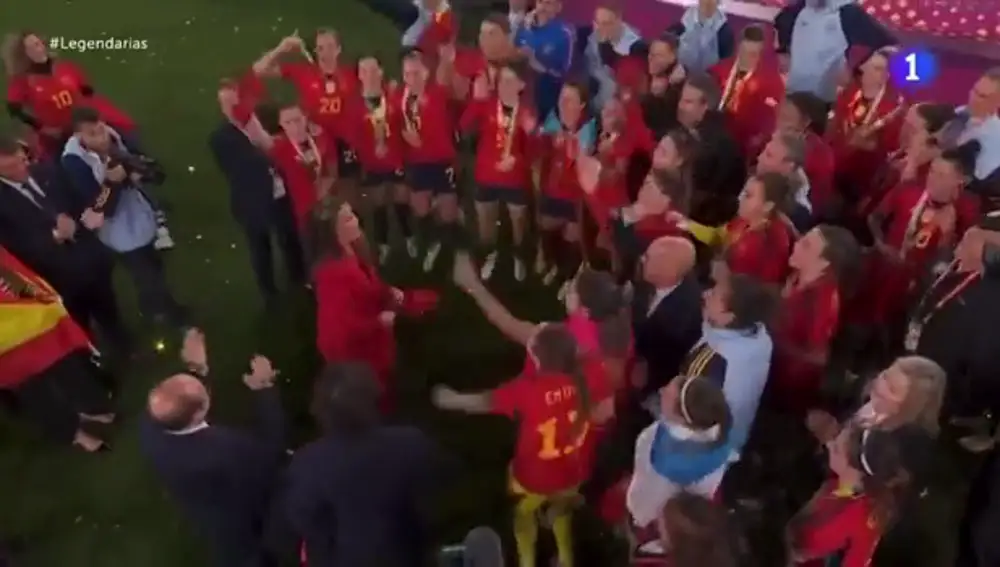 La Reina Letizia felicita a las campeonas del mundo