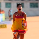 María Pérez, con la bandera española tras cruzar la meta de los 20 kilómetros marcha