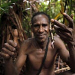 Los Korowai practican el canibalismo y castigan a ladrones y criminales comiéndose todo su cuerpo, excepto el pene