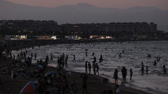 GRAFCVA5159. VALENCIA, 19/08/2023.- Cientos de personas permanecen en las playas de Las Arenas y la Malvarrosa de Valencia pasadas las nueve de la noche de este sábado tratando de mitigar el calor acrecentado por la alta humedad ambiental. Según AEMET solo en los tres años de esta década las noches tropicales, aquellas con una temperatura mínima igual o superior a 25º, son ya 49 en la Comunitat Valenciana cuando aun falta un mes para que finalice el verano. 