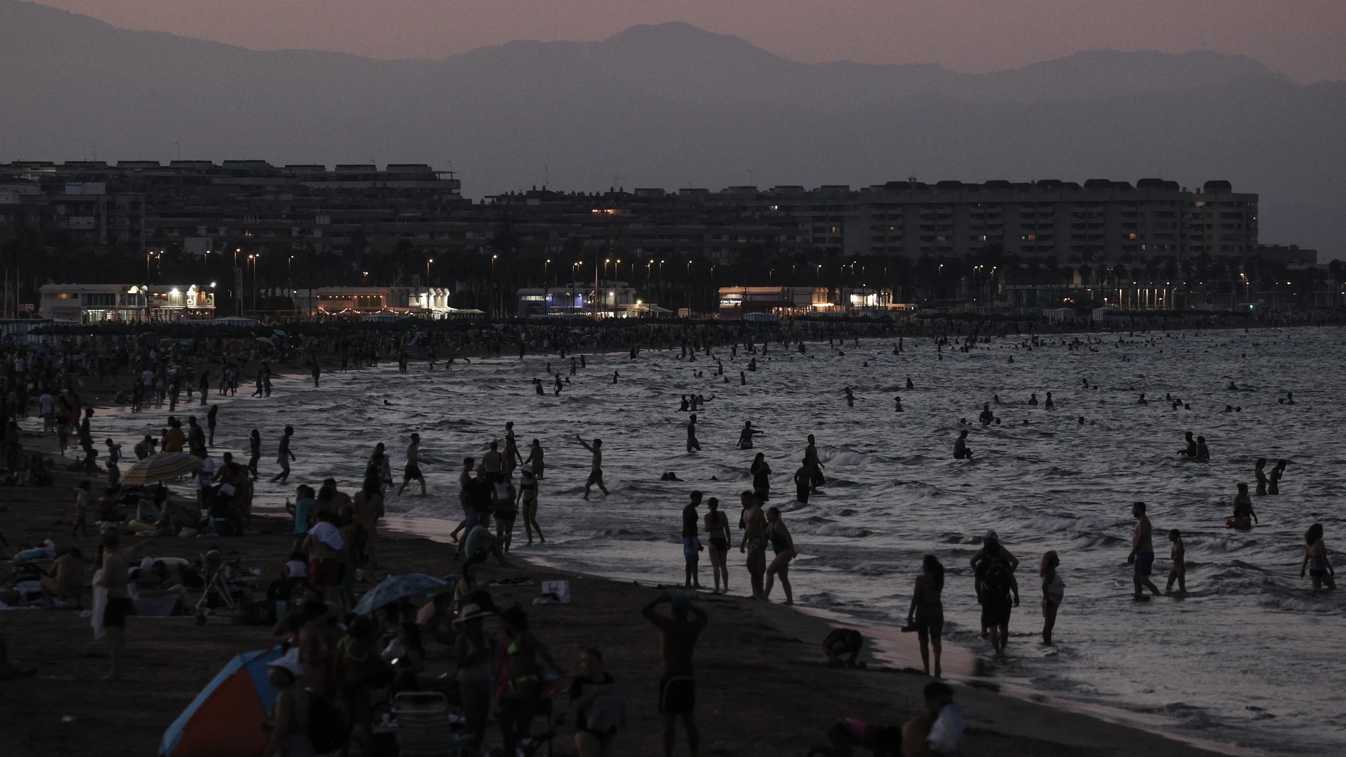 GRAFCVA5159. VALENCIA, 19/08/2023.- Cientos de personas permanecen en las playas de Las Arenas y la Malvarrosa de Valencia pasadas las nueve de la noche de este sábado tratando de mitigar el calor acrecentado por la alta humedad ambiental. Según AEMET solo en los tres años de esta década las noches tropicales, aquellas con una temperatura mínima igual o superior a 25º, son ya 49 en la Comunitat Valenciana cuando aun falta un mes para que finalice el verano.