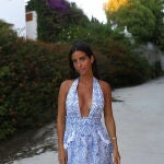 El vestido ibicenco de María Fernández Rubíes es todo lo que necesitas para los últimos días de playa 