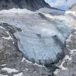 HUESCA, 26/07/2023.- La Guardia Civil ha alertado este miércoles que las inusuales altas temperaturas registradas en la provincia de Huesca durante los últimos meses ha provocado que las condiciones de la nieve estacional y del hielo fósil de los glaciares del Pirineo sean de alto riesgo, en especial en el ascenso al pico Aneto por el glaciar a causa del elevado número de personas que se concentran cada verano en esta zona. 