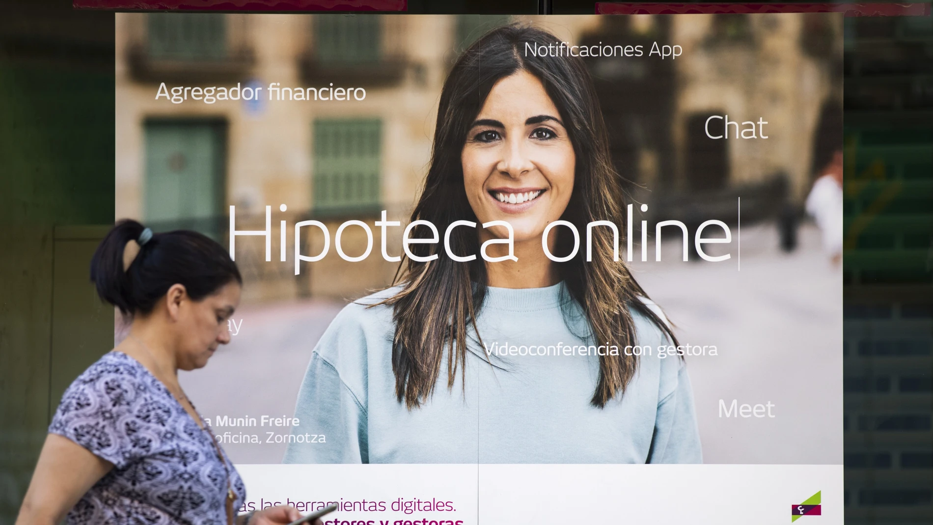 Imagen de un banco anunciando su oferta en hipotecas.