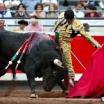 El temple de Mario Navas salva in extremis la deslucida novillada de la feria