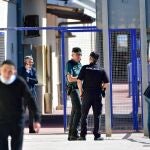 El delegado del Gobierno en Ceuta, Rafael García Rodríguez (2i), habla por teléfono en las inmediaciones de la frontera del Tarajal antes de la tercera prueba piloto de la futura aduana comercial entre España y Marruecos