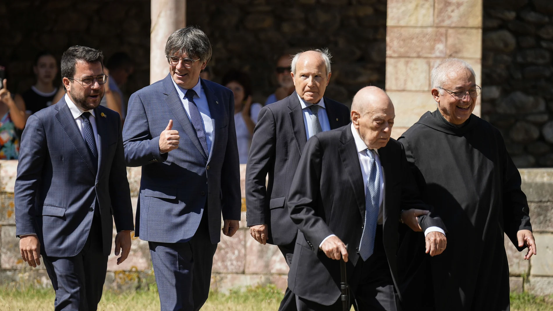 CODALET, (FRANCIA), 21/08/2023.- El expresidente de la Generalitat Carles Puigdemont (2i), junto al actual presidente de la Generalitat, Pere Aragonés (i), y los expresidentes Jordi Pujol (2d) y José Montilla (c), que han acudido este lunes a la abadía de Sant Miquel de Cuixà, en Codalet (Francia), para participar en un acto homenaje al músico Pau Casals con motivo de los 50 años de su muerte. EFE/David Borrat
