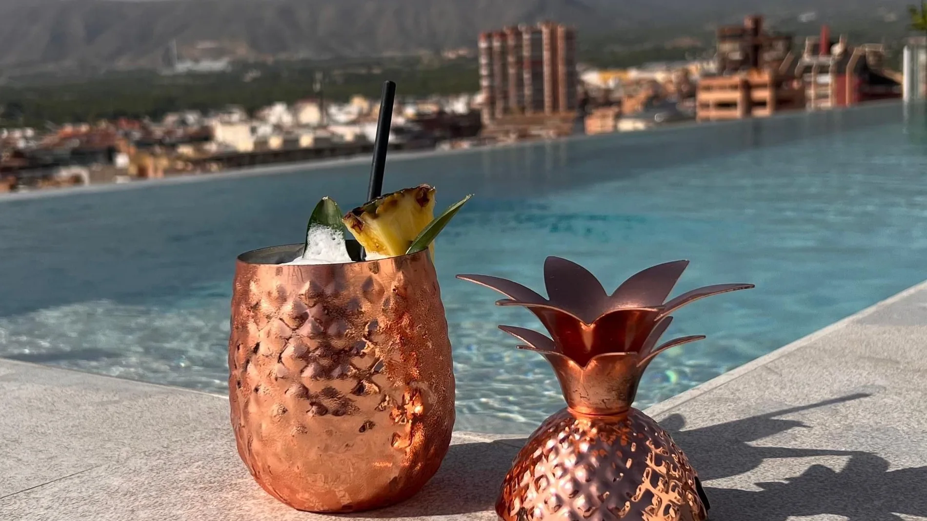 La moda de tomar copas de terraza en terraza en Benidorm
