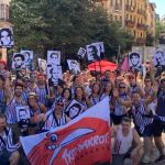 Miembros de la comparsa Txoribarrote, con las fotos de los presos etarras