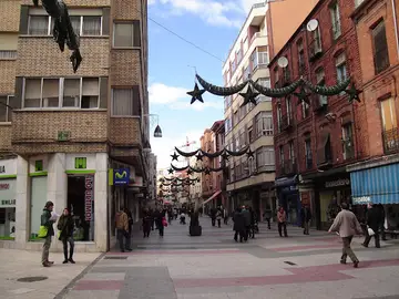 Imagen de la calle Mantería de Valladolid, una de las más comerciales de la ciudad, donde se ha producido el robo en la joyería Fecosva