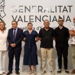 Rovira (segundo por la izquierda), junto a la ex consellera Raquel Tamarit y parte del equipo