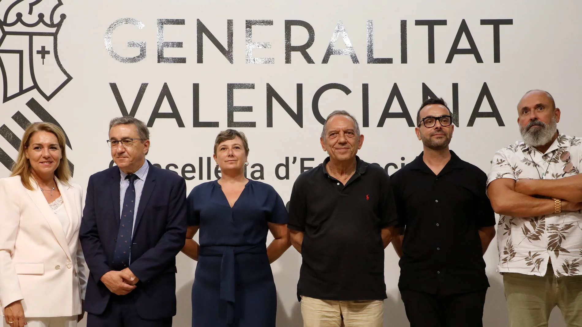 Rovira (segundo por la izquierda), junto a la ex consellera Raquel Tamarit y parte del equipo