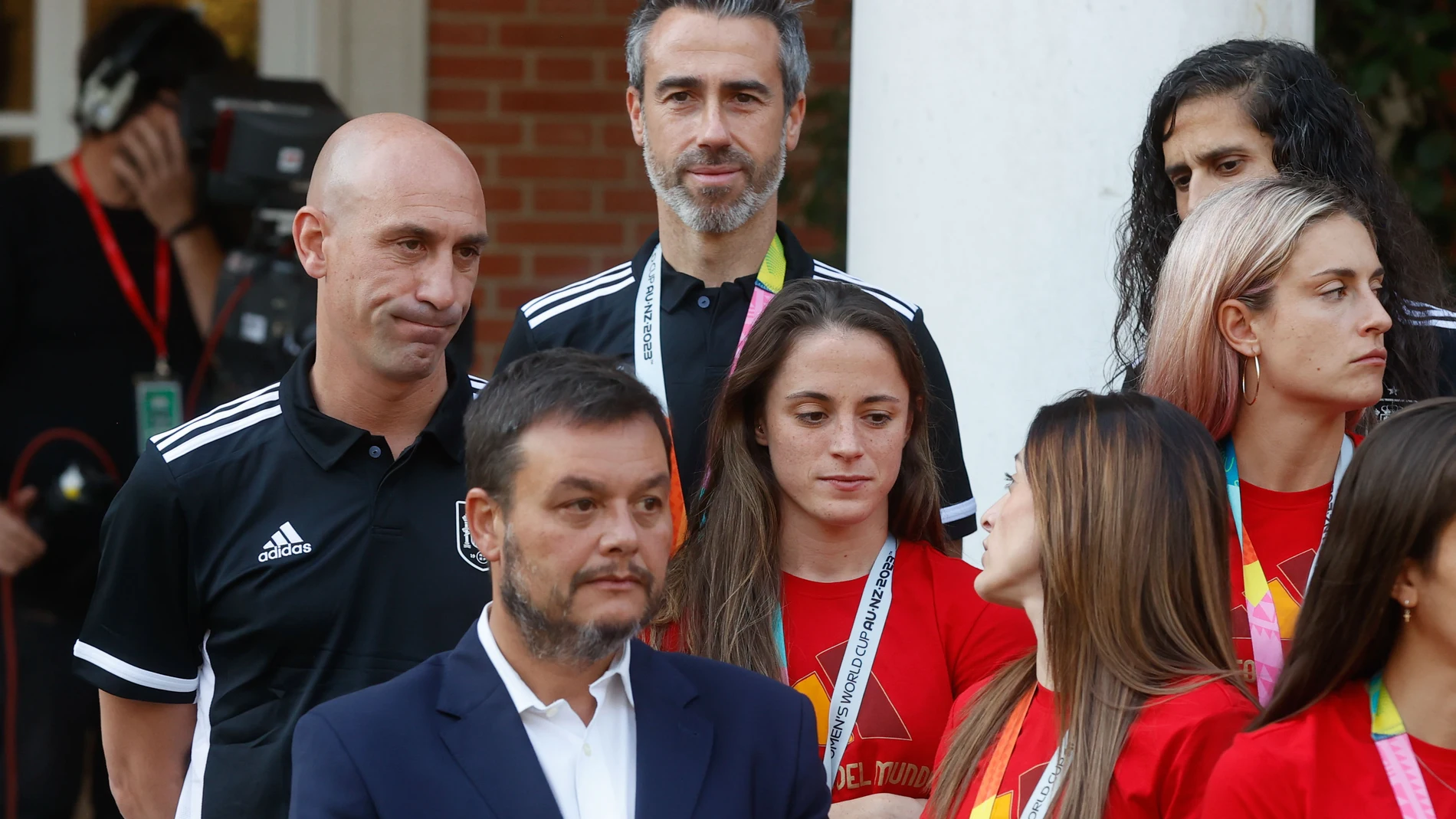 MADRID, 22/08/2023.- El entrenador de la selección femenina de fútbol Jorge Vilda (2i) junto al presidente de Real Federación Española de Fútbol (RFEF), Luis Rubiales (i) durante la recepción del Presidente del Gobierno Pedro Sánchez al equipo en el Palacio de la Moncloa en Madrid, este lunes, tras su victoria en la Copa del Mundo. EFE/ Juan Carlos Hidalgo