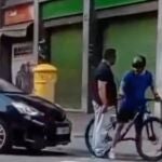 Un ciclista rompe el espejo de un taxi en Barcelona tras una fuerte discusión