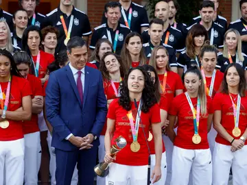 Sánchez recibe a la selección femenina de fútbol MADRID, 22/08/2023.- El presidente del Gobierno, Pedro Sánchez (2i), escucha las palabras de la capitana de la selección femenina de fútbol Ivana Andrés (c) durante la recepción del equipo en el Palacio de la Moncloa en Madrid, este lunes, tras su victoria en la Copa del Mundo. EFE/ Juan Carlos Hidalgo