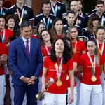 Sánchez recibe a la selección femenina de fútbol