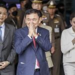 Bangkok (Thailand), 22/08/2023.- Former Thai prime minister Thaksin Shinawatra (C), accompanied by his daughter and Pheu Thai Party prime ministerial candidate Paetongtarn Shinawatra and his son Panthongtae Shinawatra, greets supporters and journalists upon his arrival at Don Mueang airport in Bangkok, Thailand, 22 August 2023. Shinawatra returned to Thailand after living in self-imposed exile for 15 years, following his overthrowing by a military coup on 19 September 2006. The former prime minister is expected to face imprisonment with a combined jail term of five years. (Golpe de Estado, Tailandia) EFE/EPA/RUNGROJ YONGRIT