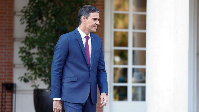 Pedro Sanchez receives to the Spain Women Team as World Cup Champions
