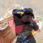 María Pombo sabe que los bikinis en tonos flúor son los que más favorecen y elevan el tono bronceado de la piel y nos lo demuestra con uno que hace efecto tipazo