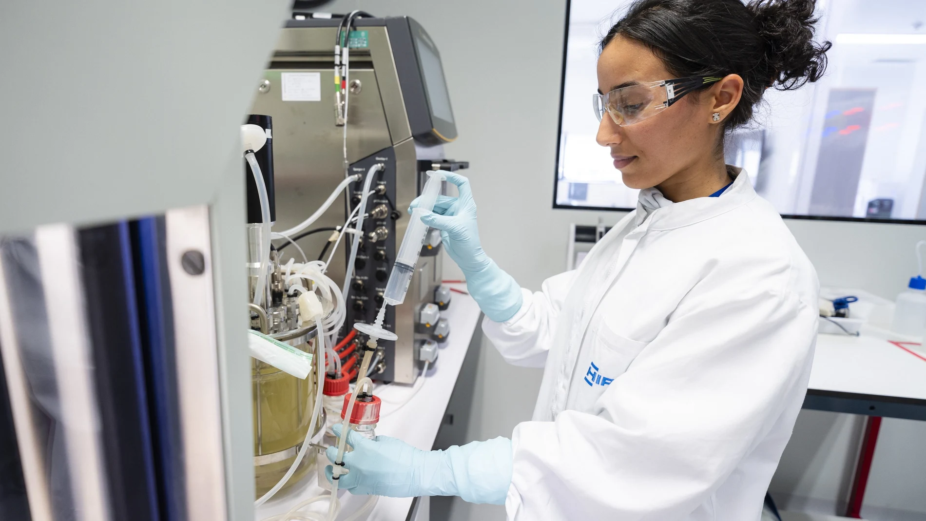 Una investigadora trabaja en las instalaciones de la compañía farmacéutica Hipra, establecida en la población de Amer, en Gerona