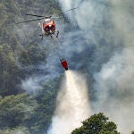 Un helicóptero trabaja este miércoles en al extinción del incendio de Tenerife que se mantiene estable con riesgo de reactivación de focos por altas temperaturas