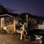 Bomberos trabajando en el bungaló incendiado