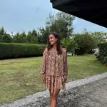 Si Sara Baceiredo ayer llevaba la falda que mejor sienta, Marta Pombo nos enseña hoy el total look compuesto por esta falda y la camisa, ideal para los veranos en el norte