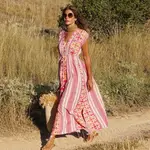 Las influencers 50+ tienen los vestidos maxi de estilo 'boho' que mejor sientan y los llevan con sandalias romanas