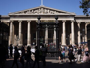 London (United Kingdom), 23/08/2023.- People pass the British Museum in London, Britain, 23 August 2023. The British Museum dismissed a member of staff and the Metropolitan Police are investigating after artefacts which were reported 'missing, stolen or damaged' over a 'significant' period of time. Art dealer Ittai Gradel alleges that in February 2021 he had notified the British Museum to be aware of potentially stolen items from the collection but was reportedly told "all objects were accoun...