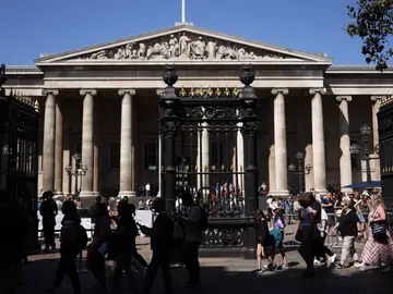Ongoing investigation into the thefts at the British Museum London (United Kingdom), 23/08/2023.- People pass the British Museum in London, Britain, 23 August 2023. The British Museum dismissed a member of staff and the Metropolitan Police are investigating after artefacts which were reported 'missing, stolen or damaged' over a 'significant' period of time. Art dealer Ittai Gradel alleges that in February 2021 he had notified the British Museum to be aware of potentially stolen items from the collection but was reportedly told "all objects were accoun...