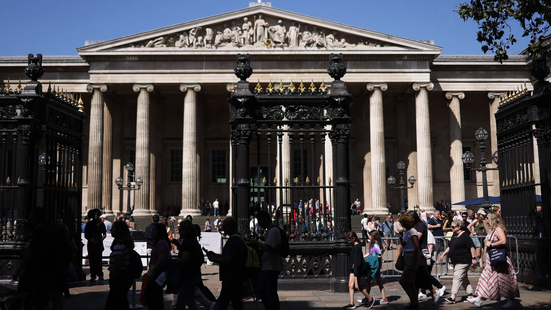 London (United Kingdom), 23/08/2023.- People pass the British Museum in London, Britain, 23 August 2023. The British Museum dismissed a member of staff and the Metropolitan Police are investigating after artefacts which were reported 'missing, stolen or damaged' over a 'significant' period of time. Art dealer Ittai Gradel alleges that in February 2021 he had notified the British Museum to be aware of potentially stolen items from the collection but was reportedly told "all objects were accoun...