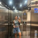 El look más casual y cómodo para la vuelta a la rutina lo tiene Laura Escanes con bermudas vaqueras y tank top
