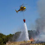 Medios aéreos que luchan contra el incendio