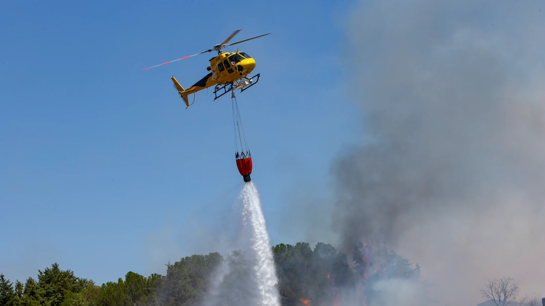 Medios aéreos que luchan contra el incendio