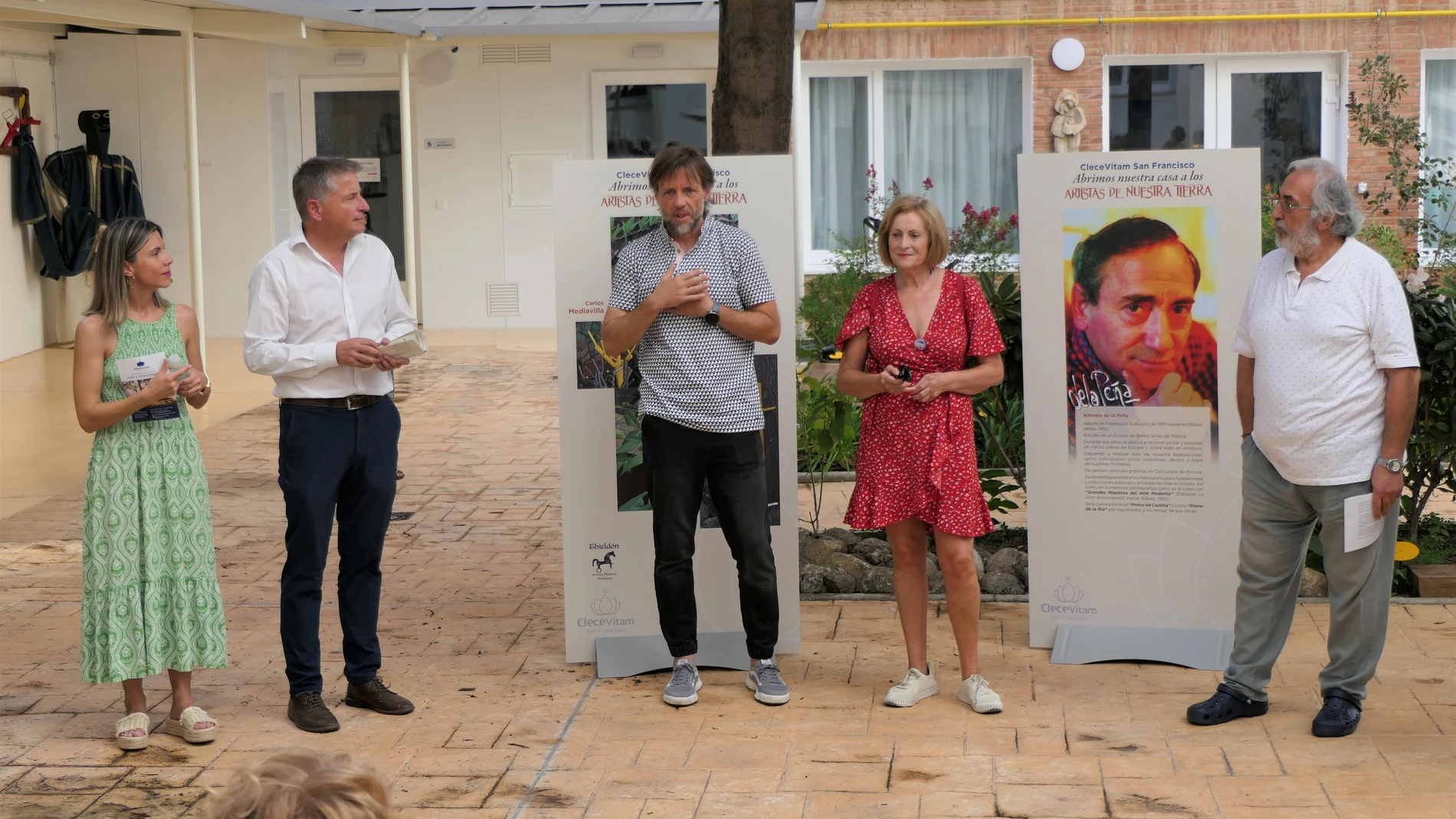 de izquierda a derecha, aparecen Patricia Nieto (directora de CleceVitam San Francisco); José Manuel Millán (gerente de servicios sociales en Clece Noroeste); Francisco Fernández (concejal de Cultura); María del Rosario García (concejala de Bienestar Social) y Eugenio Medina (comisario de la exposición)