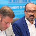 El alcalde y el teniente de alcalde de Ponferrada, Marco Morala (D), e Iván Alonso (I), durante su comparecencia para informar sobre remanentes de tesorería