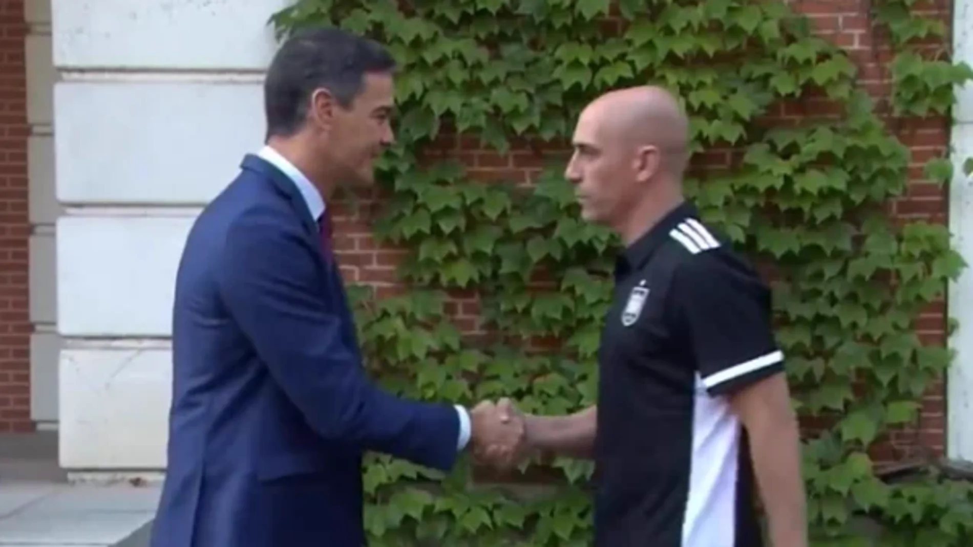 El tenso saludo entre Pedro Sánchez y Rubiales