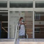 Una persona con mascarilla en las inmediaciones del Hospital Universitario Doctor Peset, a 22 de agosto de 2023, en Valencia, Comunidad Valenciana (España). Los hospitales General y Doctor Peset de Valencia han reimplantado el uso de mascarilla en sus dependencias. La medida se ha adoptado después de un repunte de los casos de covid.