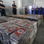 La Policía Nacional y Vigilancia Aduanera han intervenido casi 9.500 kilos de cocaína que habían llegado al puerto de Algeciras (Cádiz) ocultos en 16 contenedores de plátanos, en lo que se considera el mayor alijo de este estupefaciente incautado en España. La droga, procedente de Colombia, fue embarcada en Ecuador y, tras pasar por el puerto de Algeciras, iba a ser trasladada por barco a Portugal para ser distribuida finalmente en Europa. 