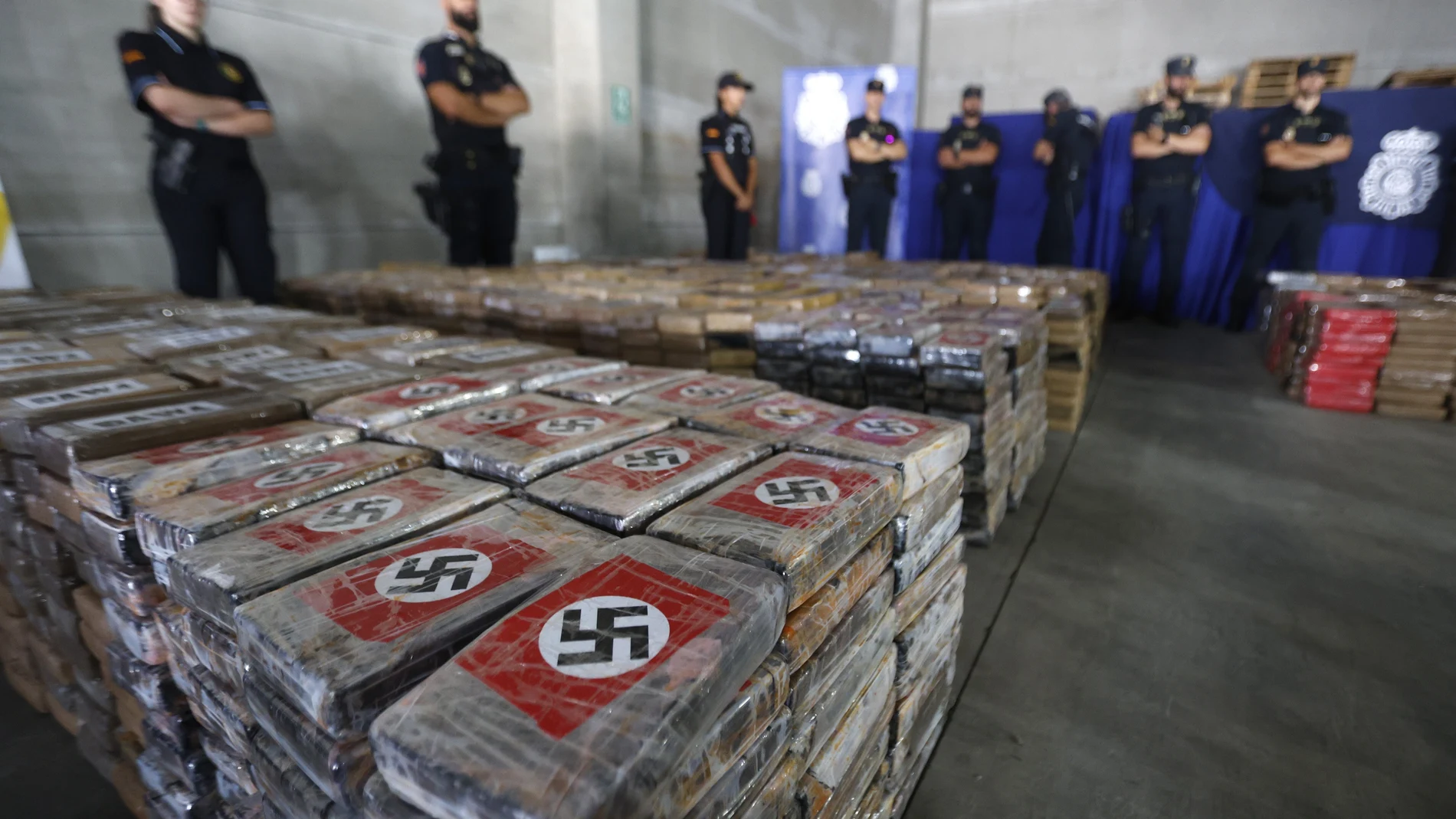 La Policía Nacional y Vigilancia Aduanera han intervenido casi 9.500 kilos de cocaína que habían llegado al puerto de Algeciras (Cádiz) ocultos en 16 contenedores de plátanos, en lo que se considera el mayor alijo de este estupefaciente incautado en España. La droga, procedente de Colombia, fue embarcada en Ecuador y, tras pasar por el puerto de Algeciras, iba a ser trasladada por barco a Portugal para ser distribuida finalmente en Europa.