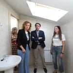 El consejero de Medio Ambiente, Vivienda y Ordenación del Territorio, Juan Carlos Suárez-Quiñones, entrega las llaves de 19 viviendas de protección oficial, en la imagen visita la casa de Sandra García Bustamante (D)